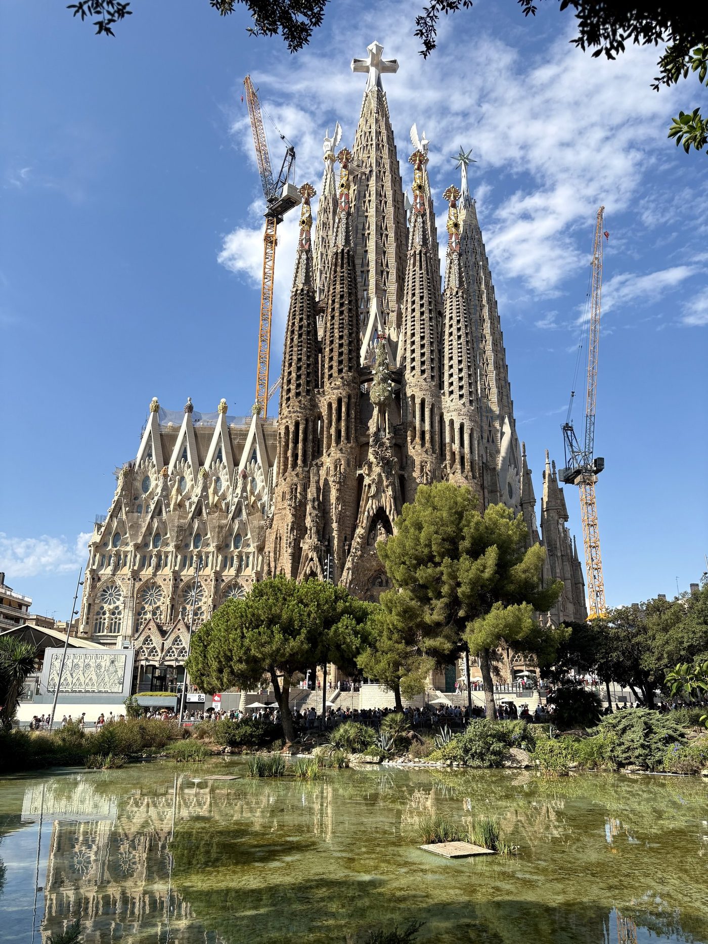 The Basilica beyond the pond at Plaça de Gaudí.