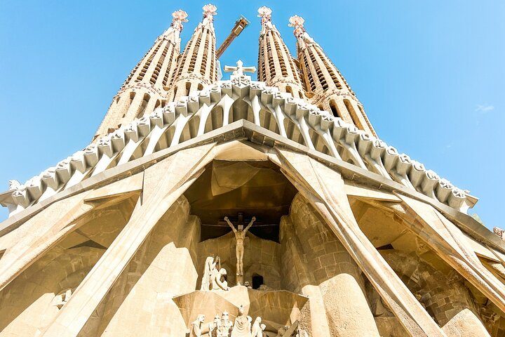 Barcelona : Sagrada, Park Guell, Montjuic & Gothic