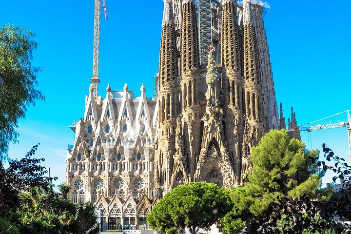 Barcelona Highlights & Sagrada Familia Tour: Priority Access, photo 2