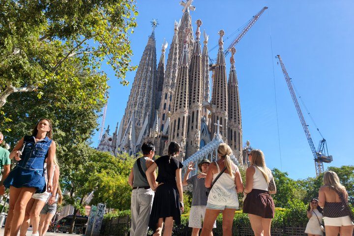 Barcelona Small-Group Bike or eBike Tour: Gaudí & Sagrada, photo 2