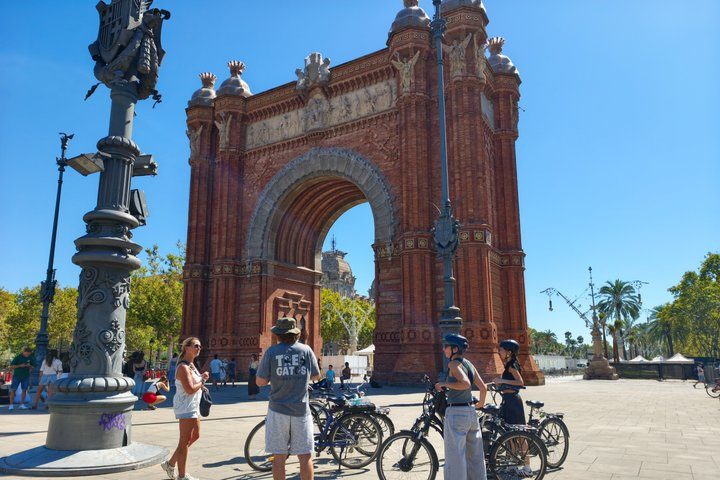 Barcelona Small-Group Bike or eBike Tour: Gaudí & Sagrada, photo 3