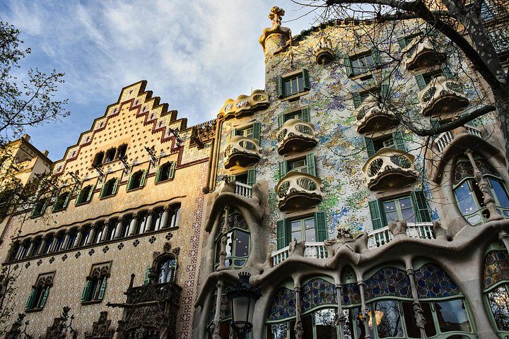 Side by side on Passeig de Gràcia, Casa Amatller and Casa Batlló show two visions of Catalan Modernism: bourgeois Gothic revival and Gaudí’s fluid, nature-inspired rebellion.